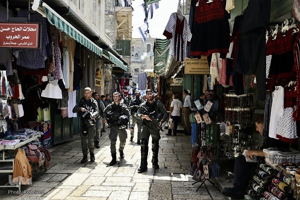 اهتزاز پرچم فلسطین در راهپیمایی روز پرچم شهرک نشینان صهیونیست در بیت المقدس