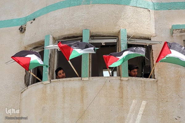 اهتزاز پرچم فلسطین در راهپیمایی روز پرچم شهرک نشینان صهیونیست در بیت المقدس