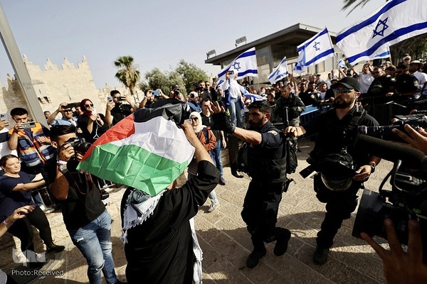 اهتزاز پرچم فلسطین در راهپیمایی روز پرچم شهرک نشینان صهیونیست در بیت المقدس