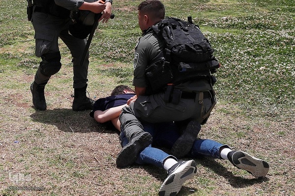 اهتزاز پرچم فلسطین در راهپیمایی روز پرچم شهرک نشینان صهیونیست در بیت المقدس