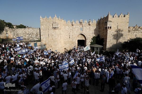 اهتزاز پرچم فلسطین در راهپیمایی روز پرچم شهرک نشینان صهیونیست در بیت المقدس