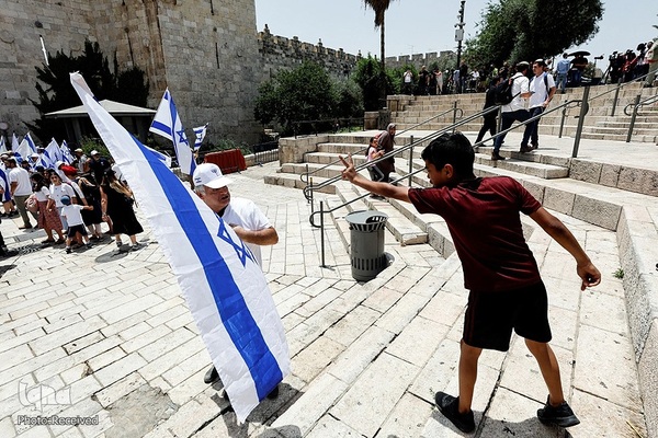 اهتزاز پرچم فلسطین در راهپیمایی روز پرچم شهرک نشینان صهیونیست در بیت المقدس