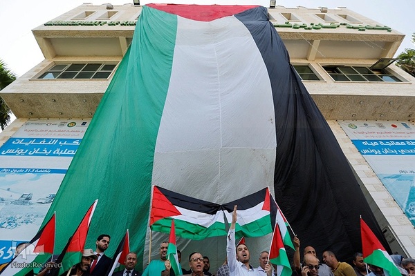 اهتزاز پرچم فلسطین در راهپیمایی روز پرچم شهرک نشینان صهیونیست در بیت المقدس