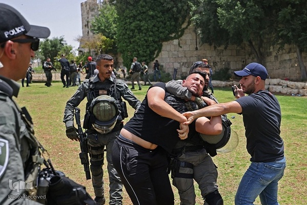اهتزاز پرچم فلسطین در راهپیمایی روز پرچم شهرک نشینان صهیونیست در بیت المقدس
