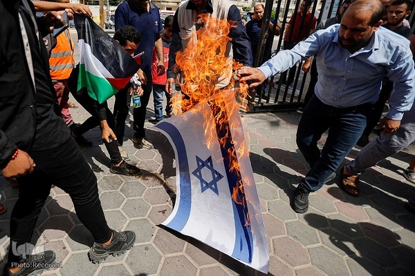 اهتزاز پرچم فلسطین در راهپیمایی روز پرچم شهرک نشینان صهیونیست در بیت المقدس