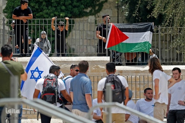 اهتزاز پرچم فلسطین در راهپیمایی روز پرچم شهرک نشینان صهیونیست در بیت المقدس