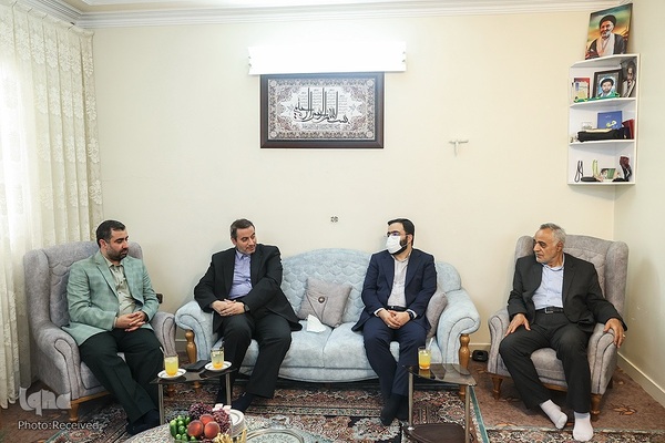 حضور رئیس حوزه ریاست مجلس شورای اسلامی در منزل شهید مهدی تقوی