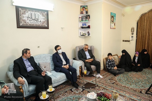 حضور رئیس حوزه ریاست مجلس شورای اسلامی در منزل شهید مهدی تقوی