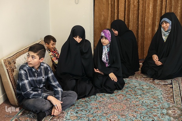 حضور رئیس حوزه ریاست مجلس شورای اسلامی در منزل شهید مهدی تقوی