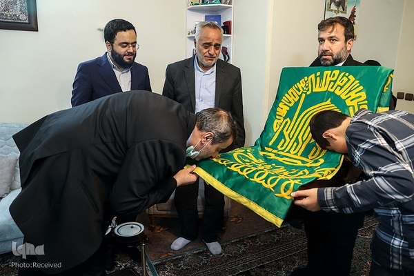 حضور رئیس حوزه ریاست مجلس شورای اسلامی در منزل شهید مهدی تقوی