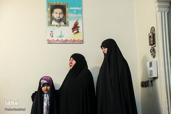 حضور رئیس حوزه ریاست مجلس شورای اسلامی در منزل شهید مهدی تقوی