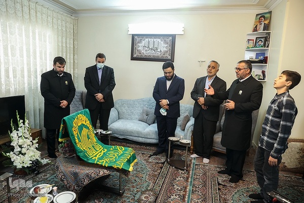 حضور رئیس حوزه ریاست مجلس شورای اسلامی در منزل شهید مهدی تقوی