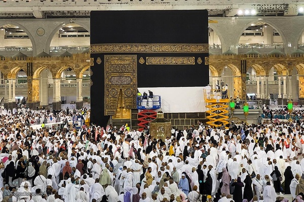  کعبه لباس احرام به تن کرد.