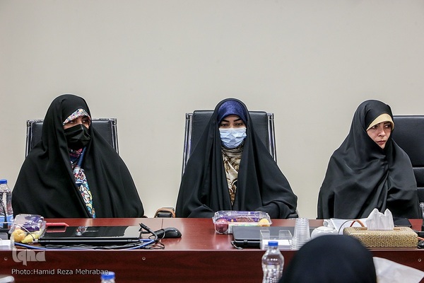 نشست مدیران مرکز امور قرآنی اوقاف با بانوان فعال قرآنی