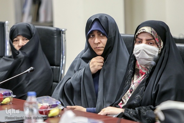 نشست مدیران مرکز امور قرآنی اوقاف با بانوان فعال قرآنی