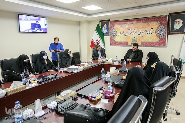 نشست مدیران مرکز امور قرآنی اوقاف با بانوان فعال قرآنی