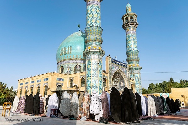 اقامه نماز عید سعید قربان در امامزادگان محمد(ع) و سکینه خاتون(س) کرج