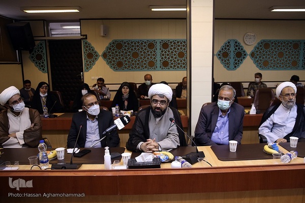 مراسم رونمایی ازسه کتاب جدید حجت الاسلام والمسلمین قرائتی، مفسر قرآن کریم در ایکنا