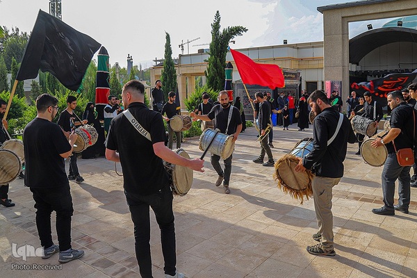 آیین برافراشتن پرچم حسینی بر فراز بلندترین سکوی پرچم ایران