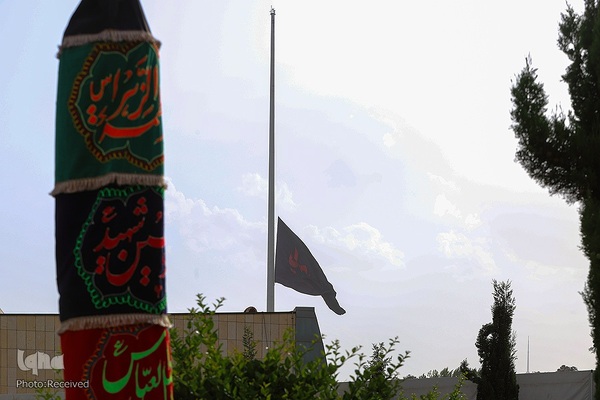 آیین برافراشتن پرچم حسینی بر فراز بلندترین سکوی پرچم ایران
