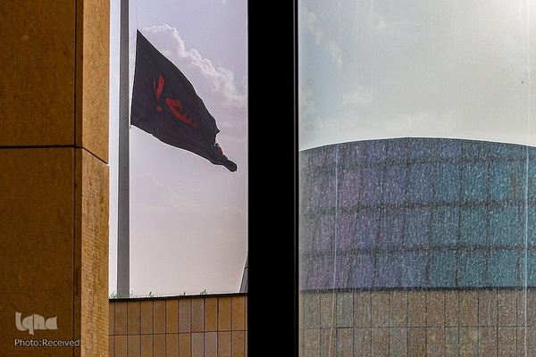 آیین برافراشتن پرچم حسینی بر فراز بلندترین سکوی پرچم ایران