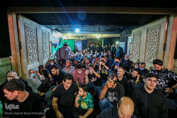 حسینیه ایران؛ آیین طشت‌گذاری در حسینیه امام حسن(ع)