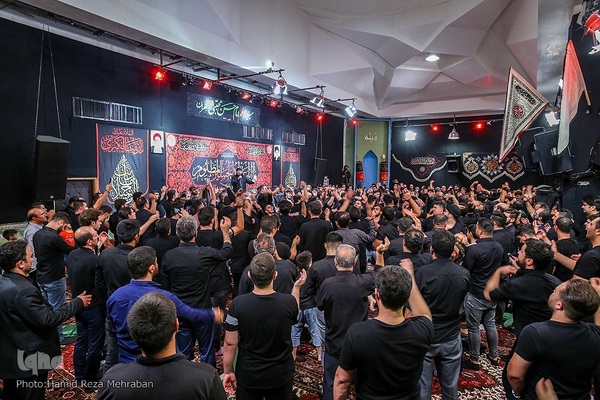 حسینیه ایران؛ آیین طشت‌گذاری در حسینیه امام حسن(ع)