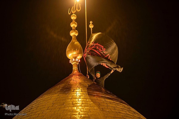 تعویض پرچم حرمین شریفین در کربلا به مناسبت فرارسیدن ماه محرم