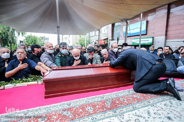 تشییع پیکر هنرمند انقلابی حبیب الله صادقی