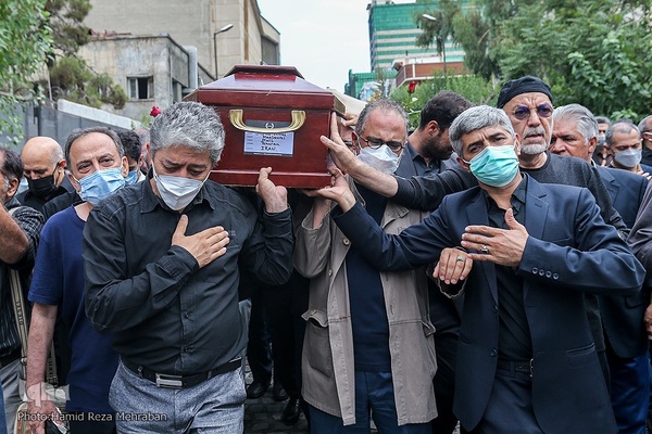 تشییع پیکر هنرمند انقلابی حبیب الله صادقی