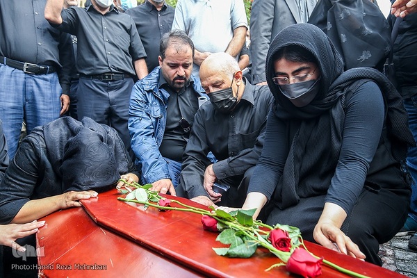 تشییع پیکر هنرمند انقلابی حبیب الله صادقی