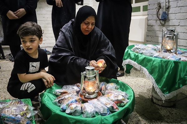 سینی‌گردانی در اهواز به یاد شهید نوجوان کربلا