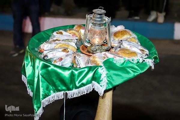 سینی‌گردانی در اهواز به یاد شهید نوجوان کربلا
