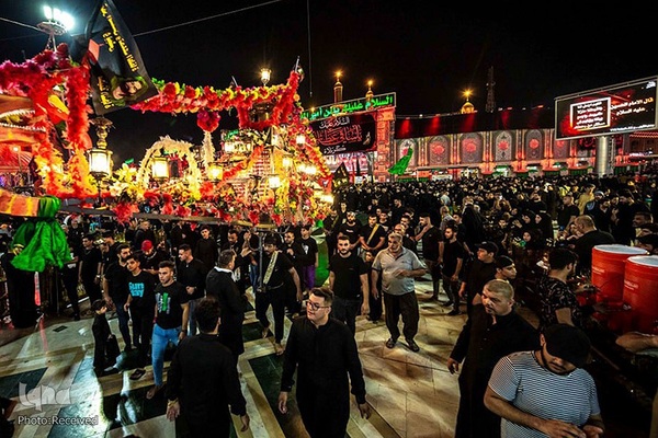 حسینیه ایران؛ مراسم شب عاشورا حسینی در حرم مطهر امام حسین(ع)