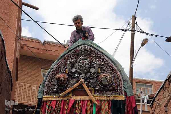 نخل‌گردانی روز عاشورا در روستای ابیانه