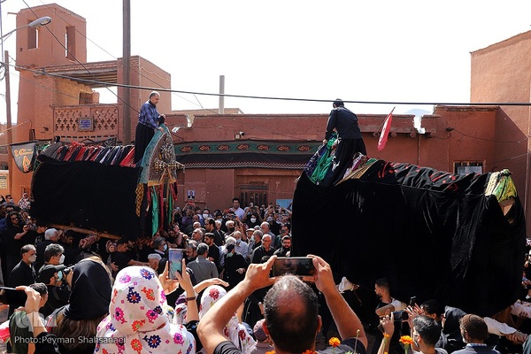 نخل‌گردانی روز عاشورا در روستای ابیانه