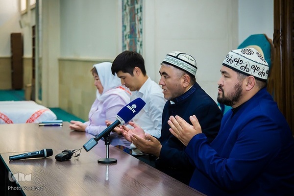 اهدای روسری به بانوان محجبه در مسجد مرکزی بیشکک