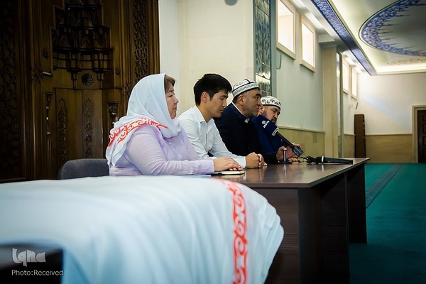 اهدای روسری به بانوان محجبه در مسجد مرکزی بیشکک