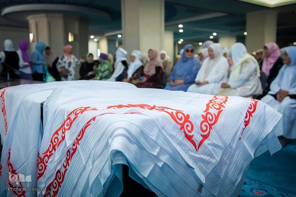 اهدای روسری به بانوان محجبه در مسجد مرکزی بیشکک