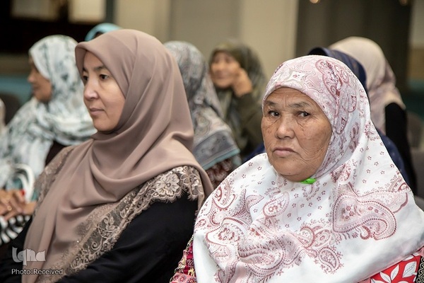 اهدای روسری به بانوان محجبه در مسجد مرکزی بیشکک