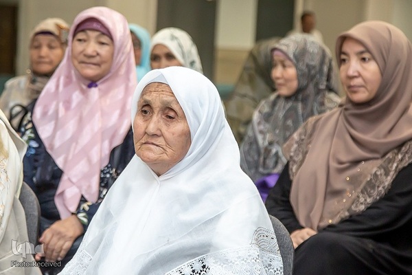 اهدای روسری به بانوان محجبه در مسجد مرکزی بیشکک