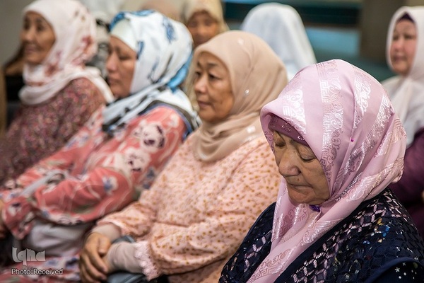 اهدای روسری به بانوان محجبه در مسجد مرکزی بیشکک