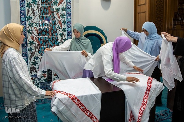 اهدای روسری به بانوان محجبه در مسجد مرکزی بیشکک