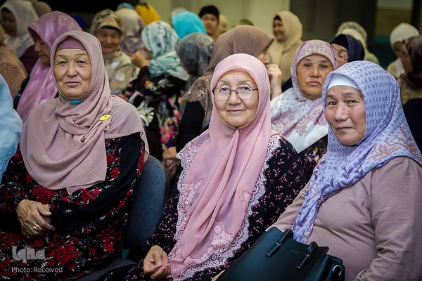 اهدای روسری به بانوان محجبه در مسجد مرکزی بیشکک