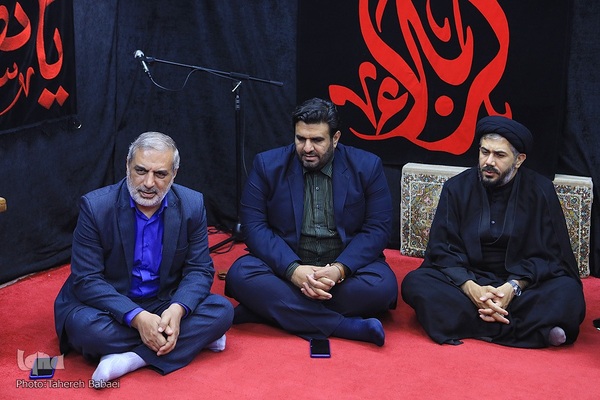 از راست، حجت‌الاسلام ماجدی، حمید مجیدی‌مهر و رحیم قربانی در دیدار جامعه قرآنی با خانواده شهید عبدالله مداح