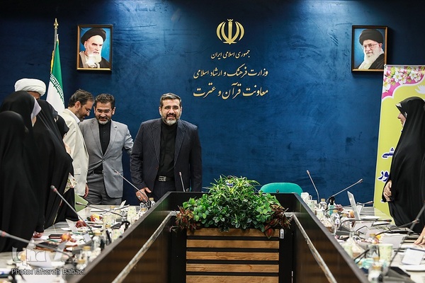 دیدار وزیر ارشاد با جمعی از بانوان پیشکسوت قرآنی