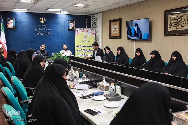 دیدار وزیر ارشاد با جمعی از بانوان پیشکسوت قرآنی