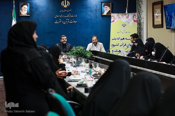 دیدار وزیر ارشاد با جمعی از بانوان پیشکسوت قرآنی