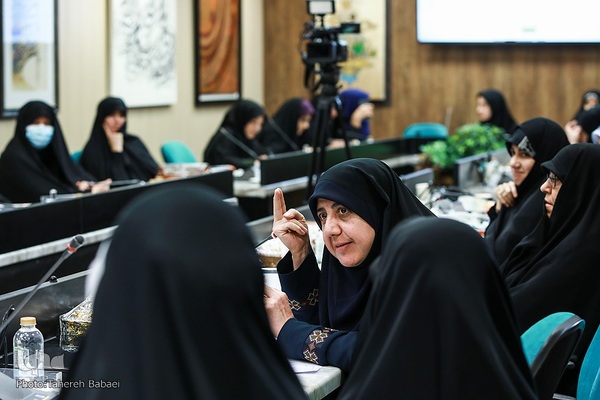 دیدار وزیر ارشاد با جمعی از بانوان پیشکسوت قرآنی