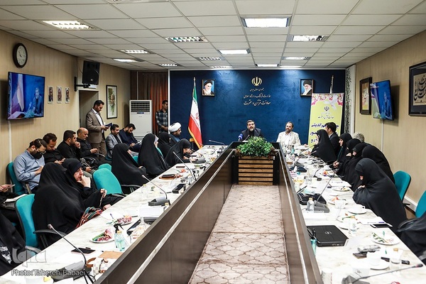 دیدار وزیر ارشاد با جمعی از بانوان پیشکسوت قرآنی